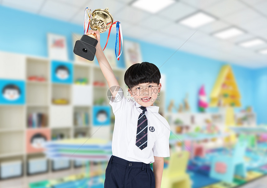 手拿奖杯的小孩