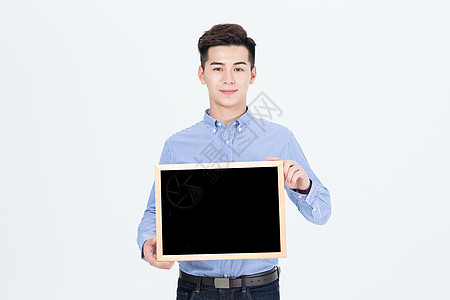 年轻男性手拿小黑板展示图片