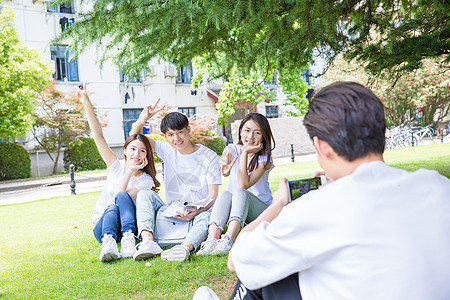 校园生活毕业季学生拍照图片