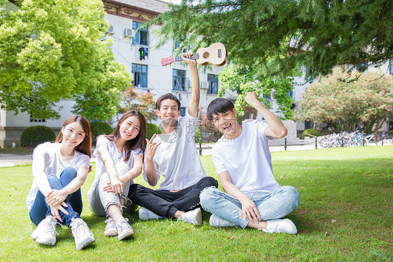 校园生活学生弹尤克里里图片