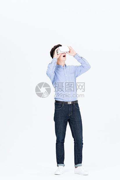 年轻男子戴VR眼镜体验虚拟现实图片