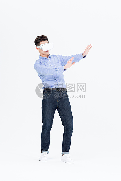年轻男子戴VR眼镜体验虚拟现实图片