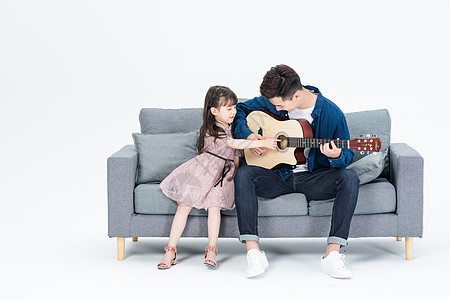爸爸和女儿在客厅弹吉他图片