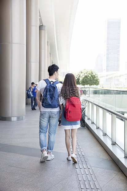 一起旅行中的情侣图片