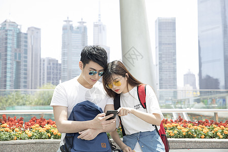 城市海报上海用手机看地图的情侣背景