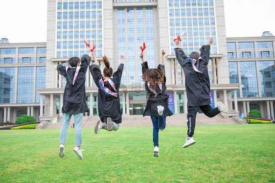 跳跃的大学生图片