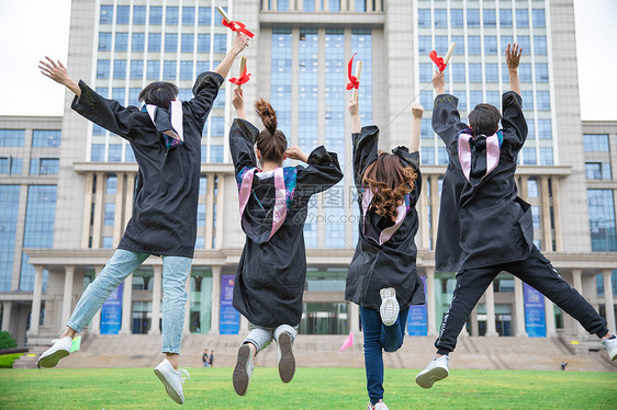 跳跃的大学生图片