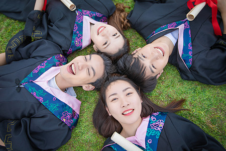 毕业生躺在草地上图片