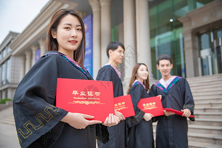 夏天学习手拿毕业证书的毕业生背景