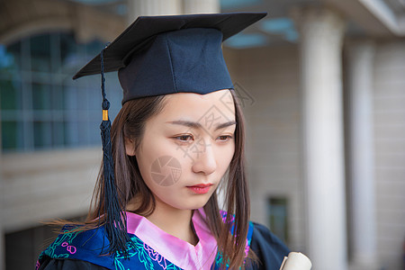 伤感的女毕业生图片