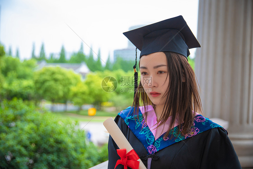 伤感的女毕业生图片