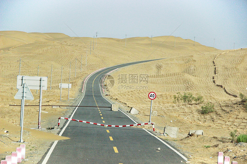 新疆塔克拉玛干沙漠公路图片