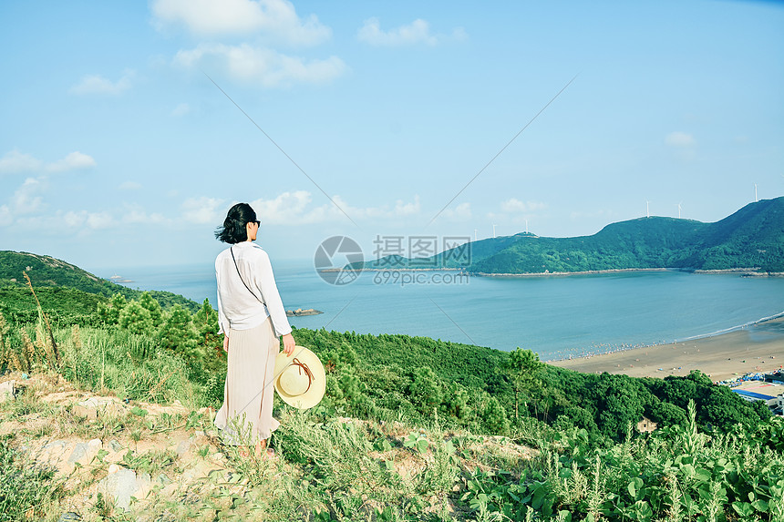 海边吹风的女性图片