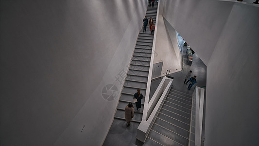 博物馆里造型漂亮的长楼梯高清图片