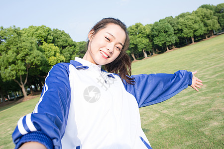 白百何杂志写真甜美少女写真校园草坪背景