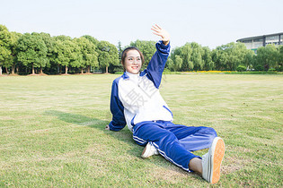 校园草地上开心的女生图片