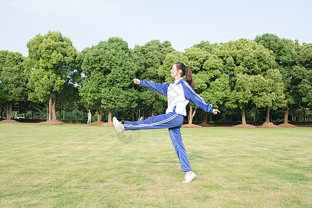 时代变化甜美少女写真校园草坪背景