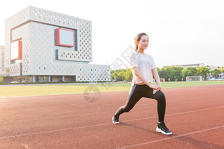 校园操场上运动锻炼的女生图片