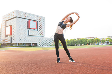 校园操场上运动锻炼的女生图片