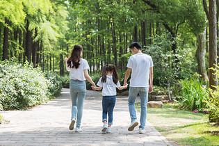 一家人公园牵手散步图片