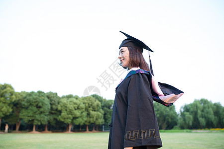 穿着学士服开心毕业的大学生图片