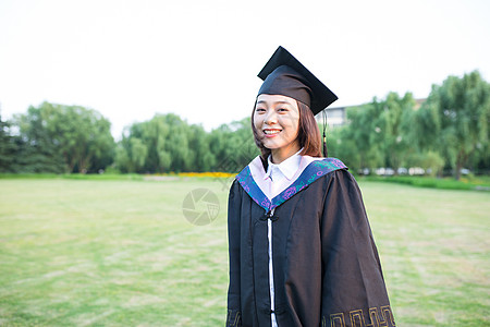 时代变化穿着学士服开心毕业的大学生背景