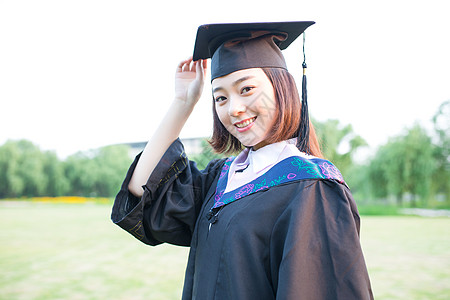 大学时代穿着学士服开心毕业的大学生背景