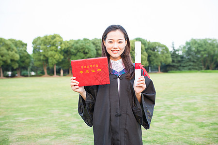 少女拿着毕业证大学毕业生欢呼毕业背景