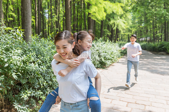 公园里母女与父亲追逐图片