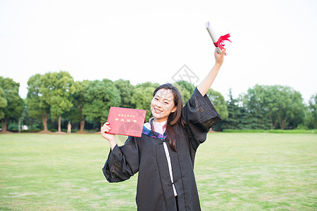 大学毕业生欢呼毕业背景图片