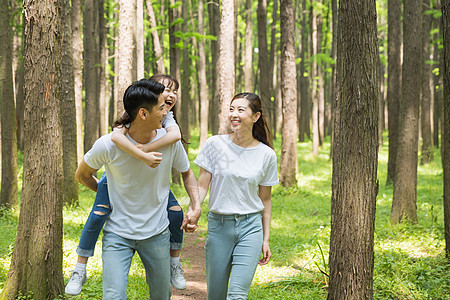 一家人在公园森林里散步图片