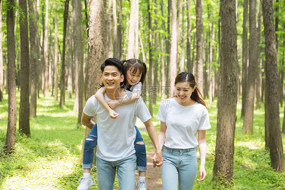 一家人在公园森林里散步图片