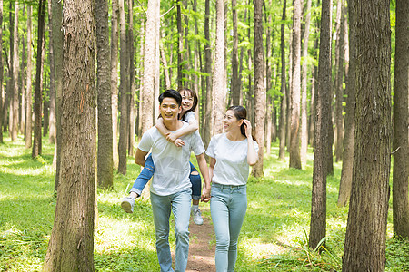 一家人在公园森林里散步图片