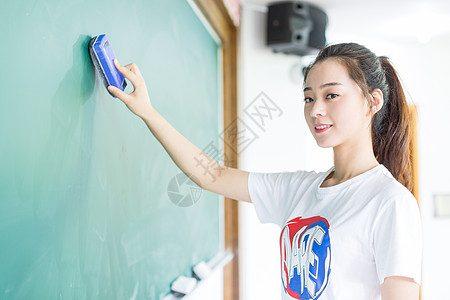 站在黑板前的女同学图片