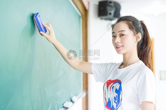 站在黑板前的女同学图片