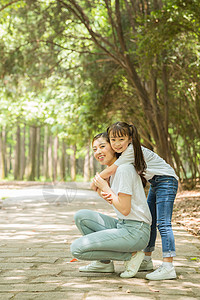 公园里孩子和母亲图片