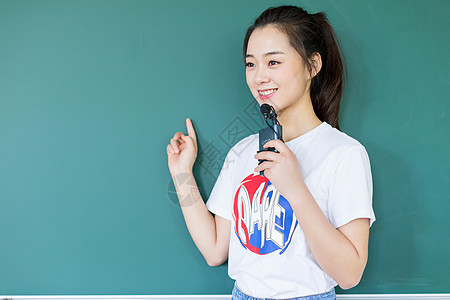 学生讲台校园学生同学站在讲台黑板前背景