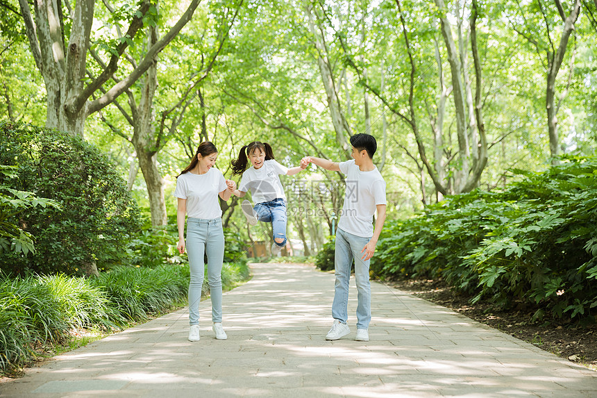 一家人牵手跳跃图片