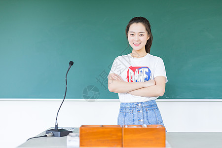 大学时代校园学生同学站在讲台黑板前背景