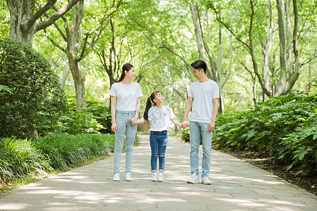 一家人公园里牵手散步图片