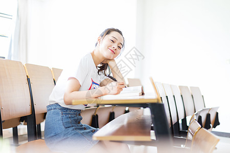 女学生教室看书图片