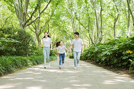 儿童奔跑一家人公园里牵手奔跑背景