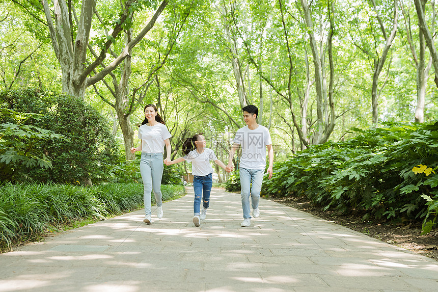 一家人公园里牵手奔跑图片