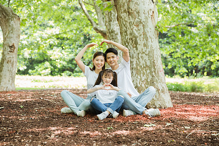 一家人坐在大树下休息图片