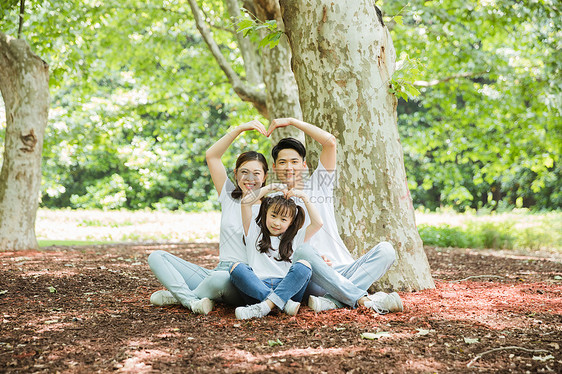 一家人坐在大树下休息图片