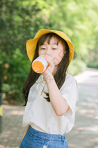 公园里可爱的女孩图片