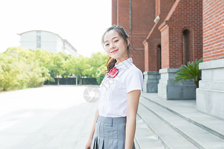 大学校园里微笑的女生图片