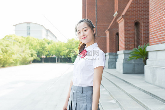 大学校园里微笑的女生图片