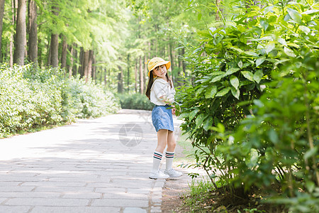 公园里可爱的女孩图片