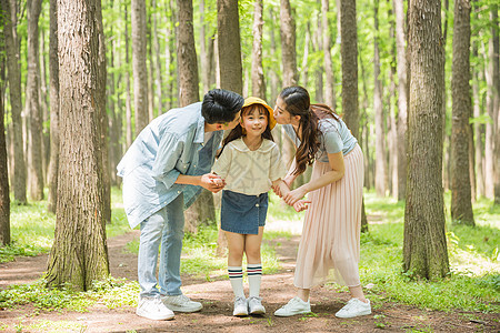 公园森林里父母亲吻孩子图片